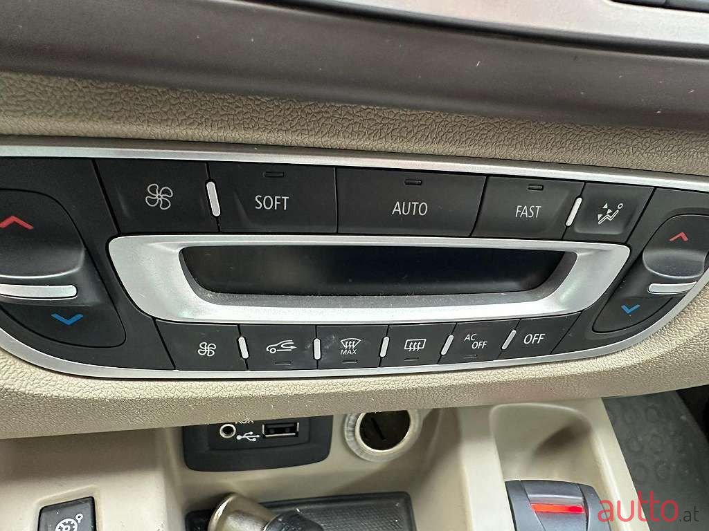 2011' Renault Megane photo #6