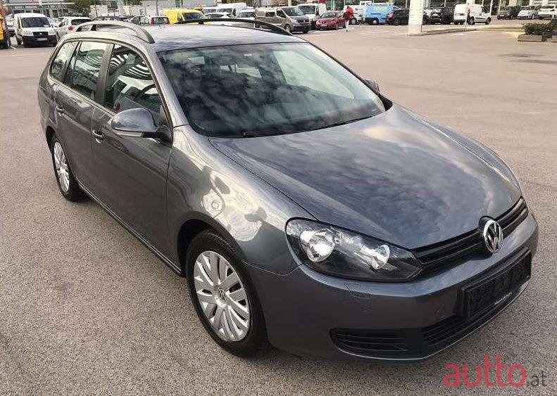 2011' Volkswagen Golf photo #1