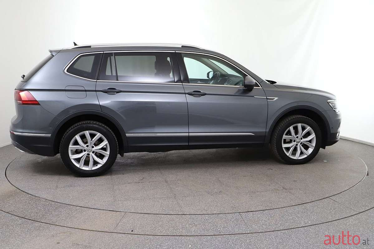 2019' Volkswagen Tiguan photo #5