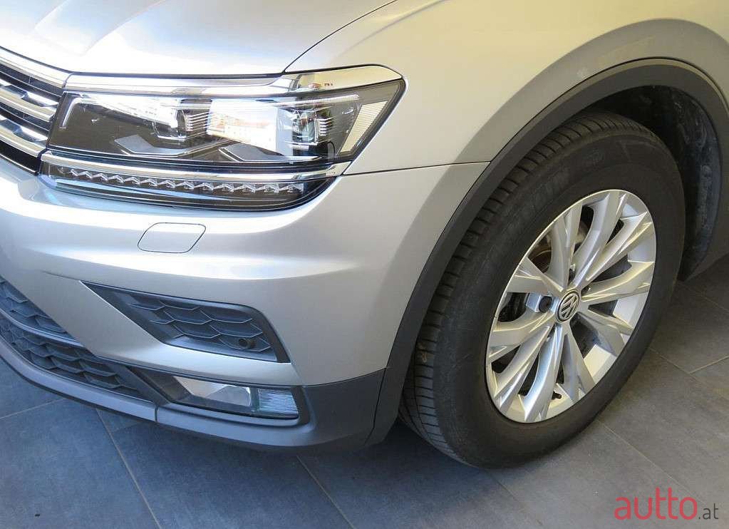 2019' Volkswagen Tiguan photo #2
