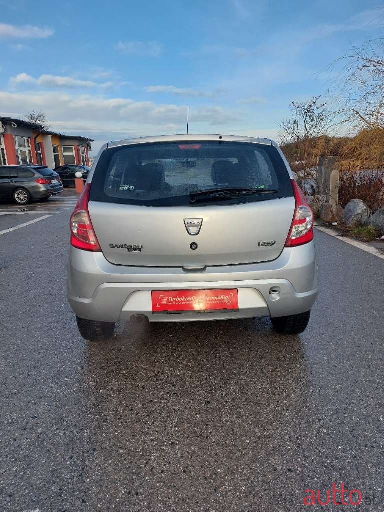 2009' Dacia Sandero photo #4