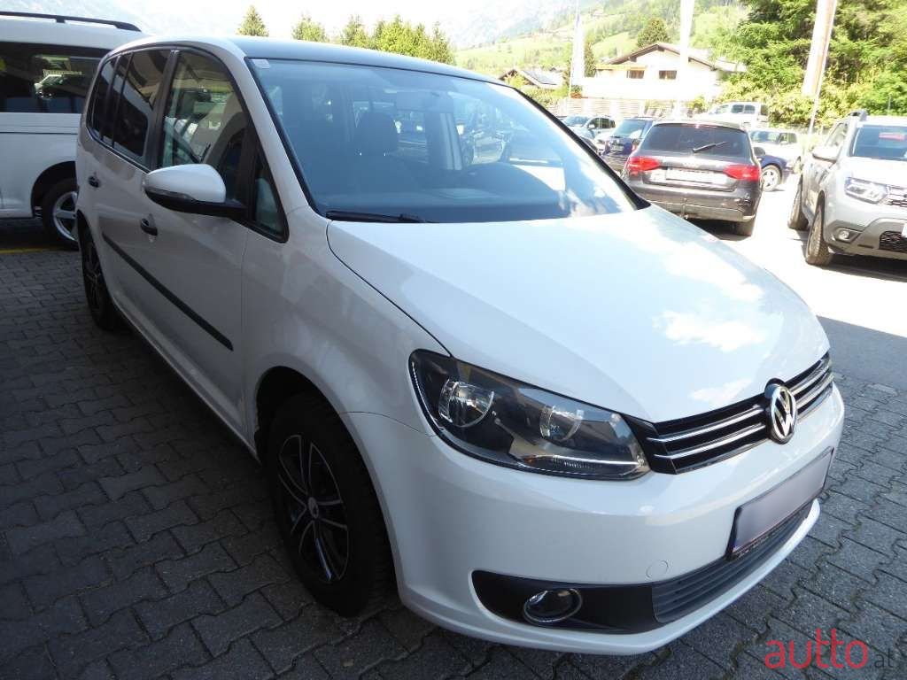 2011' Volkswagen Touran photo #2