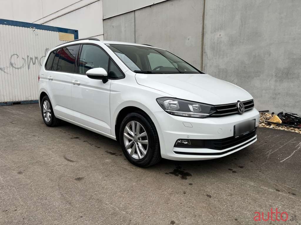 2019' Volkswagen Touran photo #1