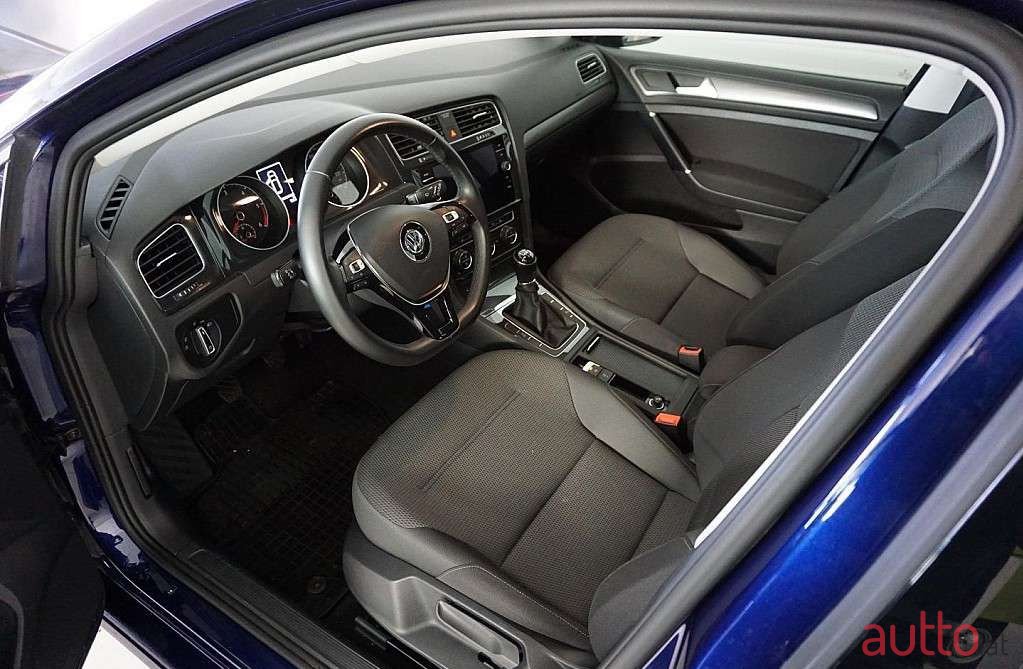 2019' Volkswagen Golf photo #3