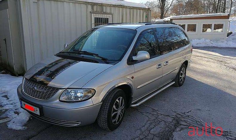 2002' Chrysler Voyager photo #2