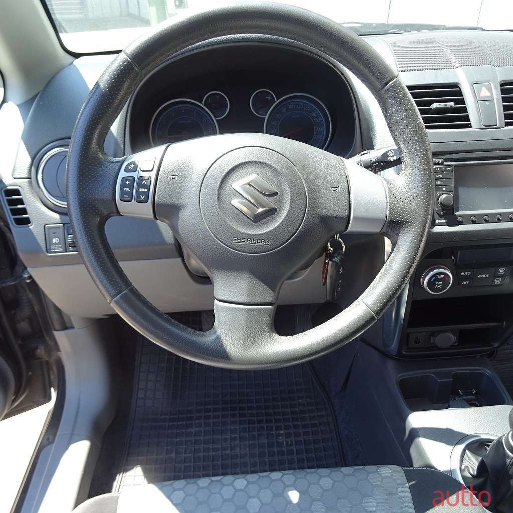 2013' Suzuki SX4 photo #2