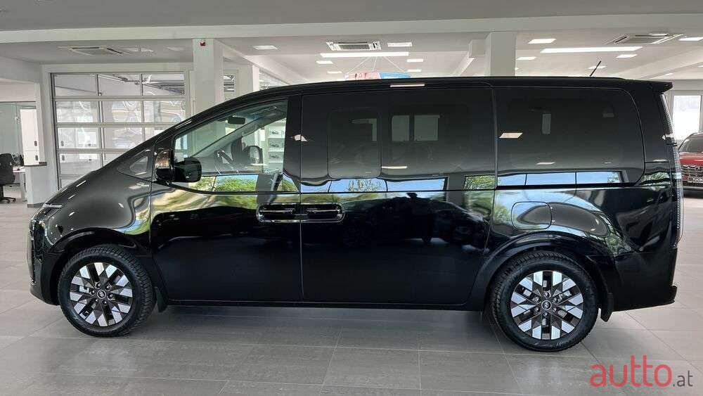 2022' Hyundai Staria photo #3