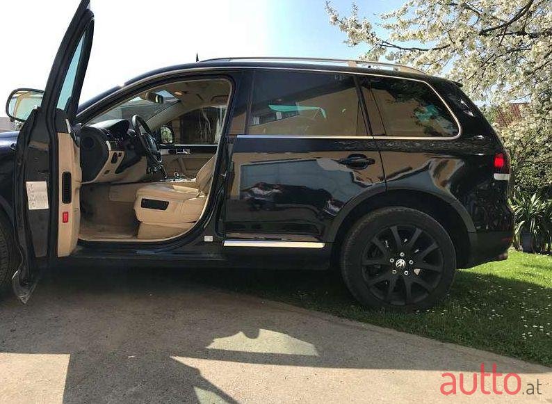 2009' Volkswagen Touareg photo #1