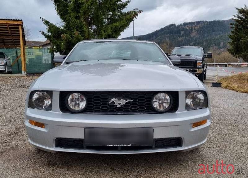 2005' Ford Mustang photo #2