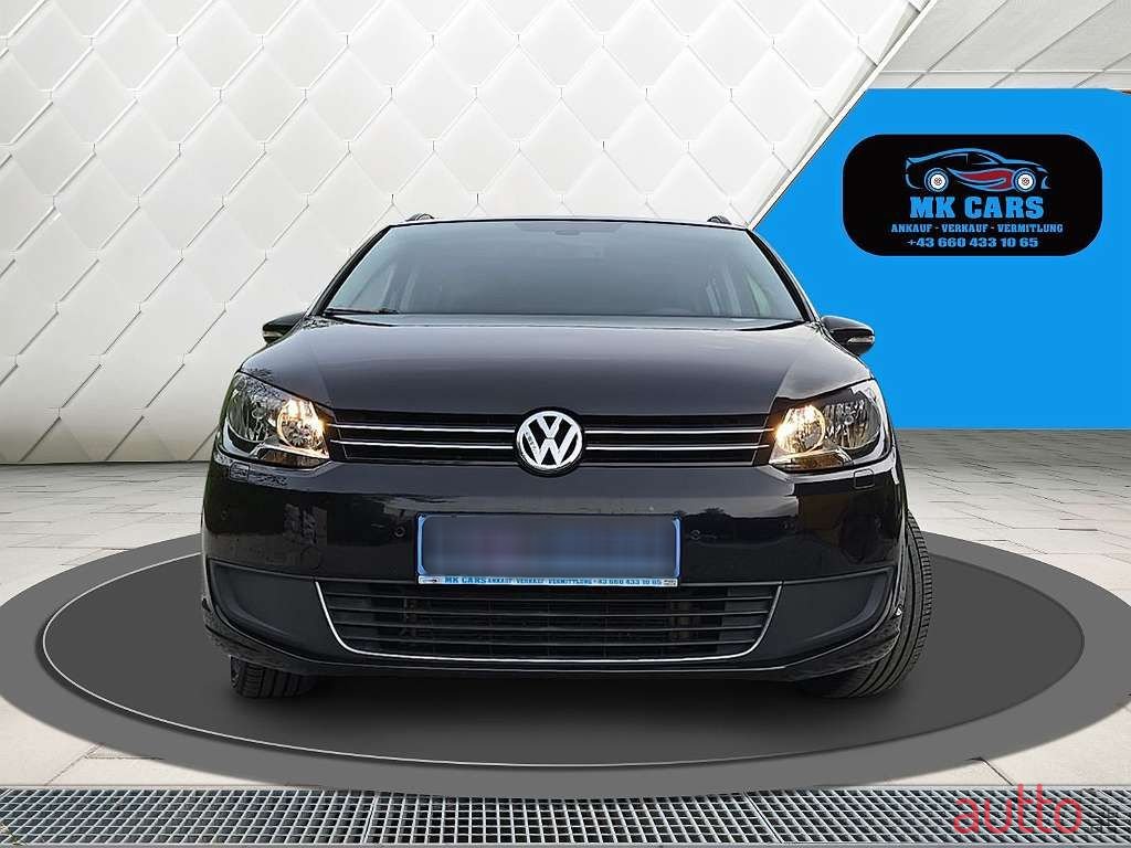 2011' Volkswagen Touran photo #1