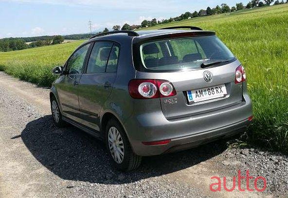 2009' Volkswagen Golf photo #3