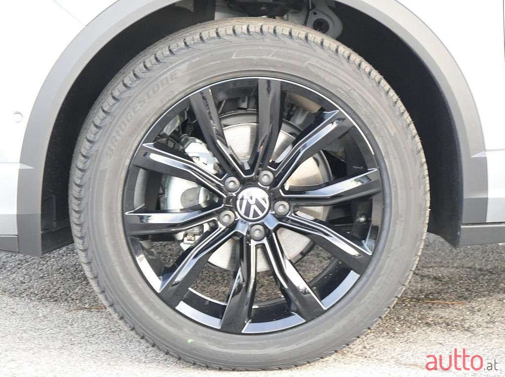 2023' Volkswagen T-Roc photo #2