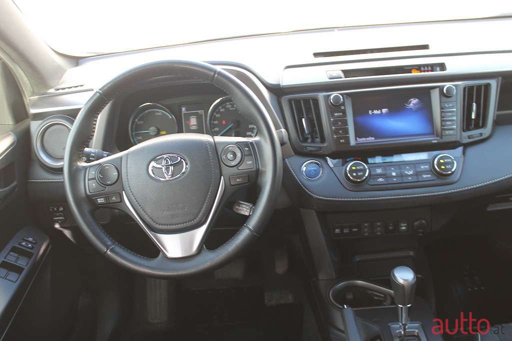 2018' Toyota RAV4 photo #6