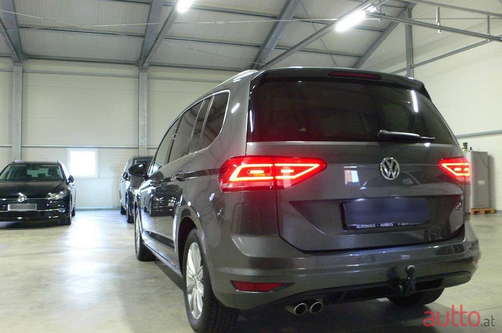 2018' Volkswagen Touran photo #2