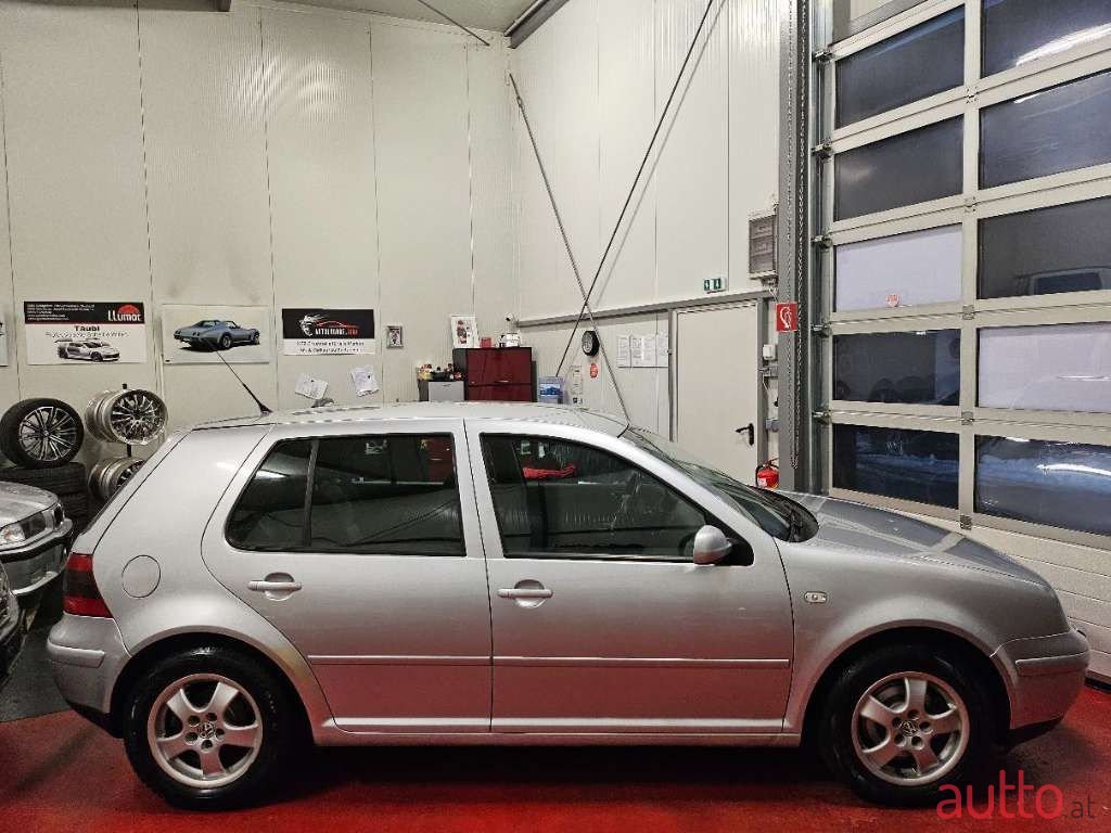2002' Volkswagen Golf photo #5