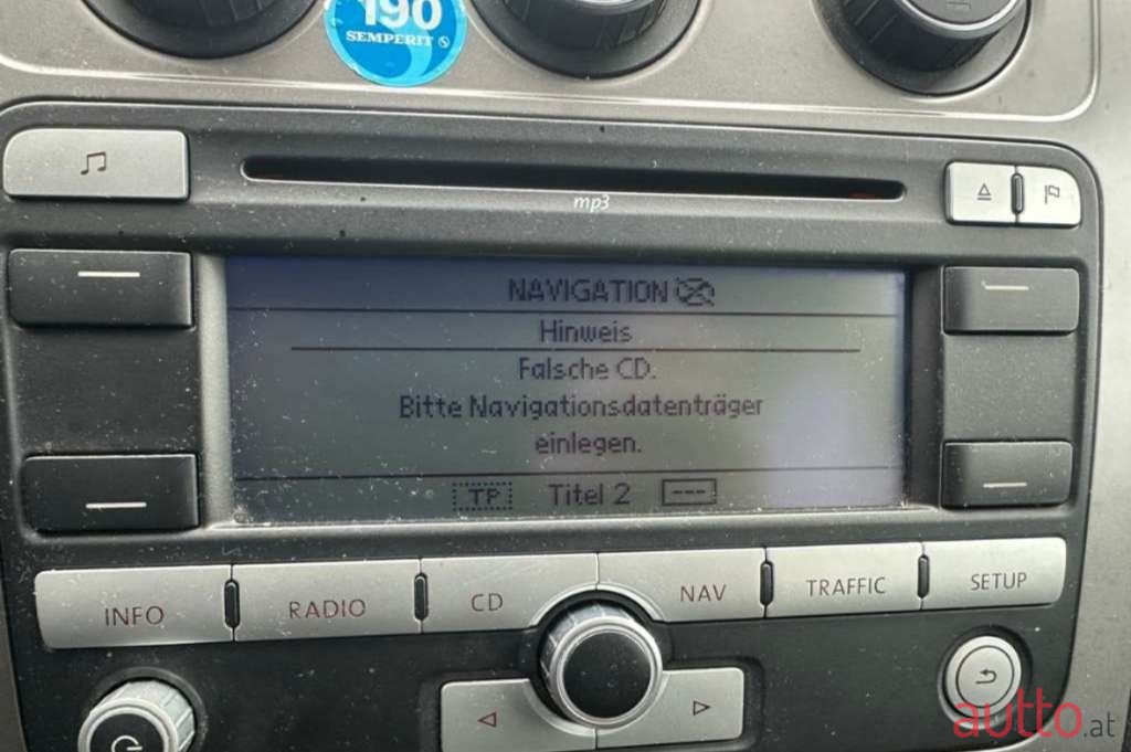 2008' Volkswagen Touran photo #5