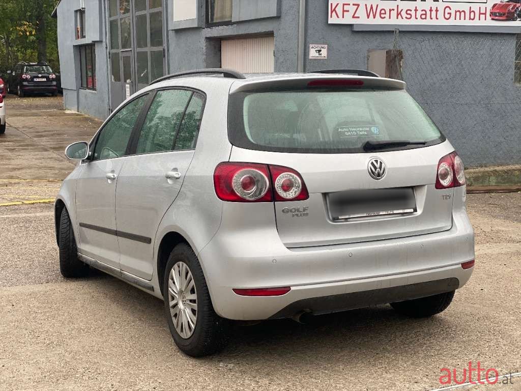 2010' Volkswagen Golf photo #2