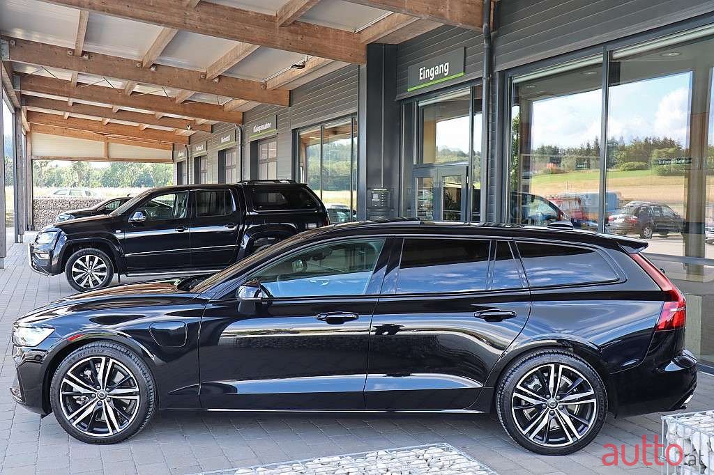 2021' Volvo V60 photo #2