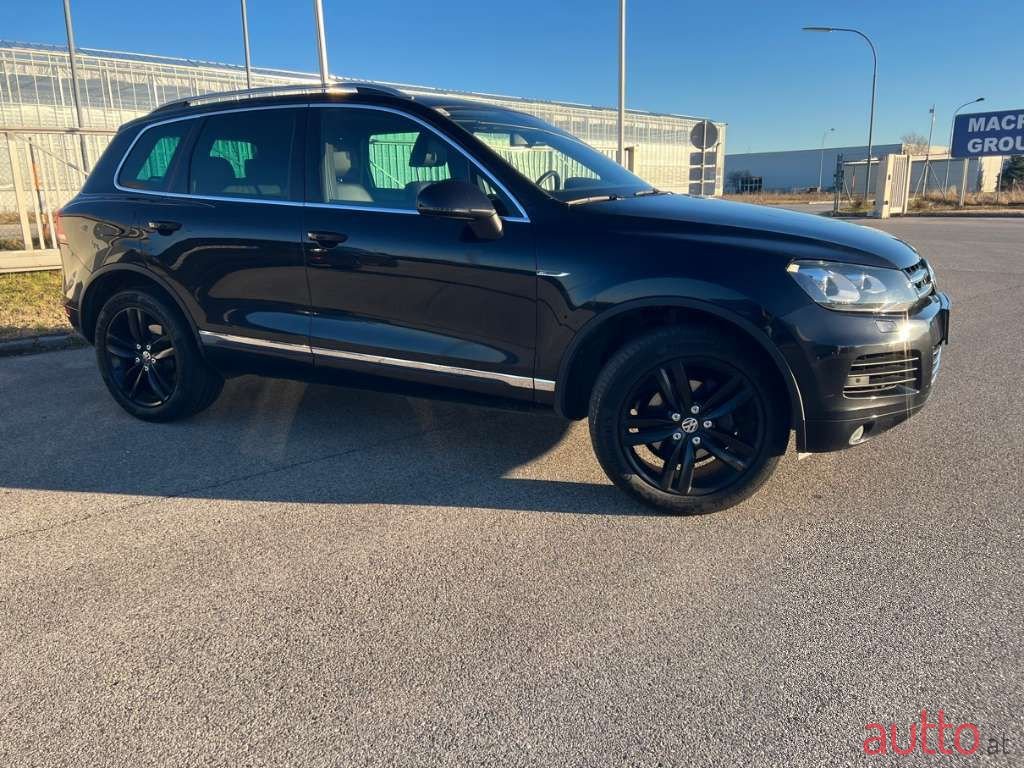 2011' Volkswagen Touareg photo #2