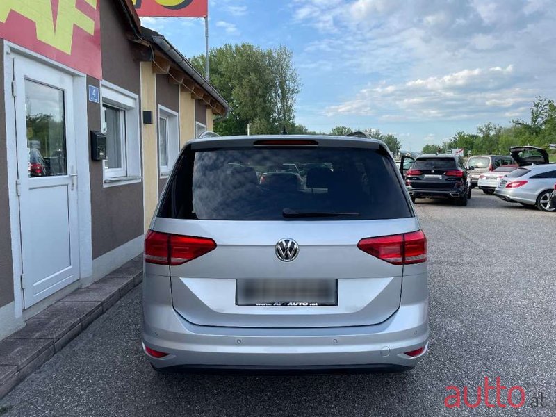 2019' Volkswagen Touran photo #5