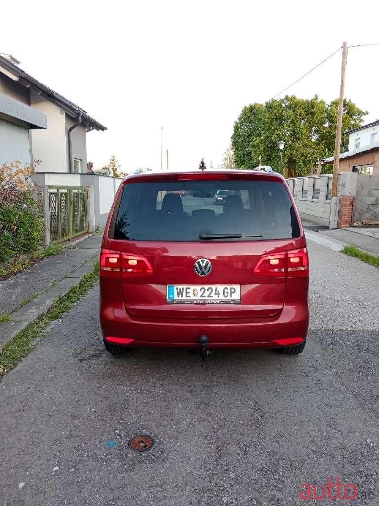 2011' Volkswagen Touran photo #4