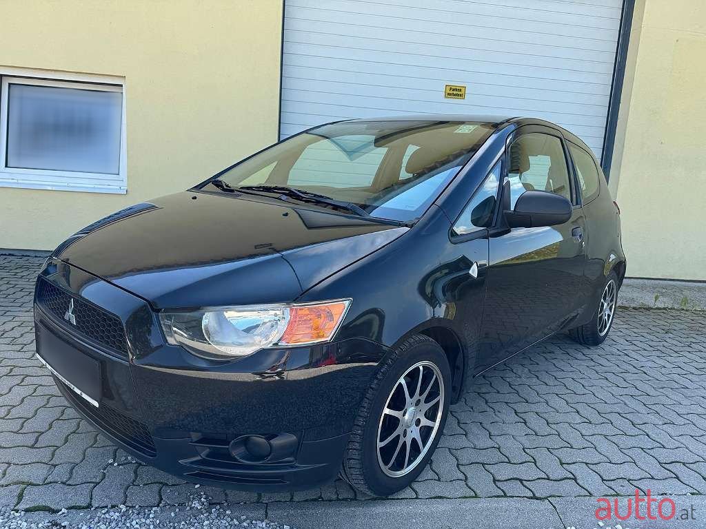 2009' Mitsubishi Colt photo #2