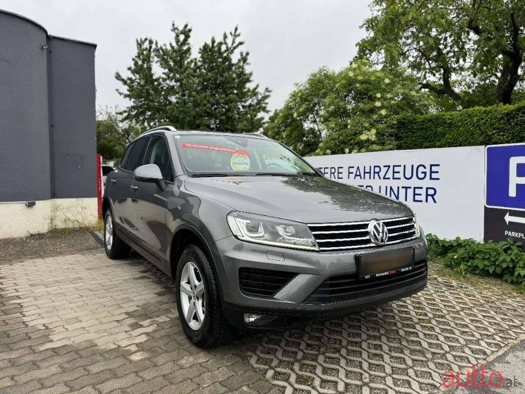 2017' Volkswagen Touareg photo #1
