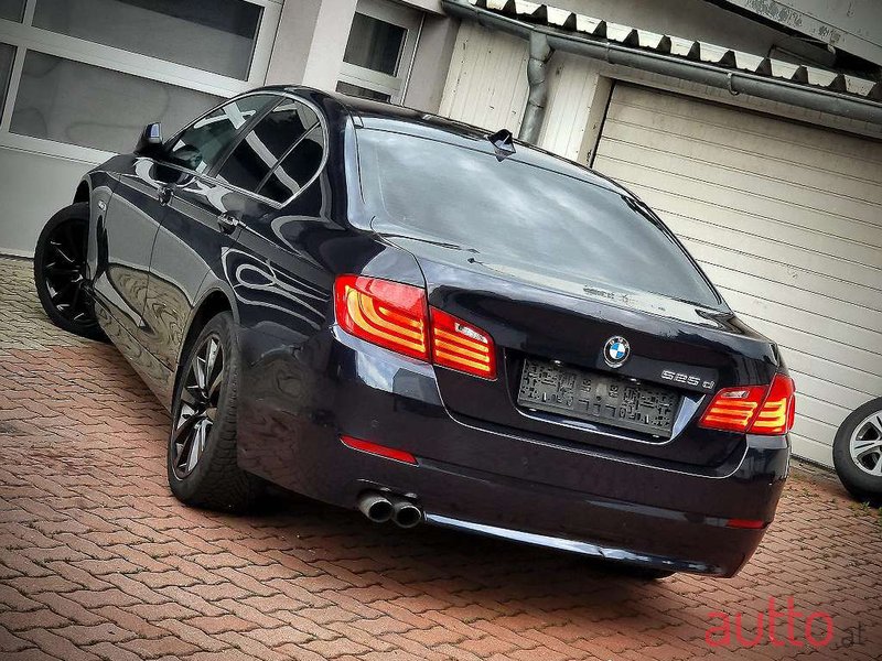 2011' BMW 5Er-Reihe photo #3
