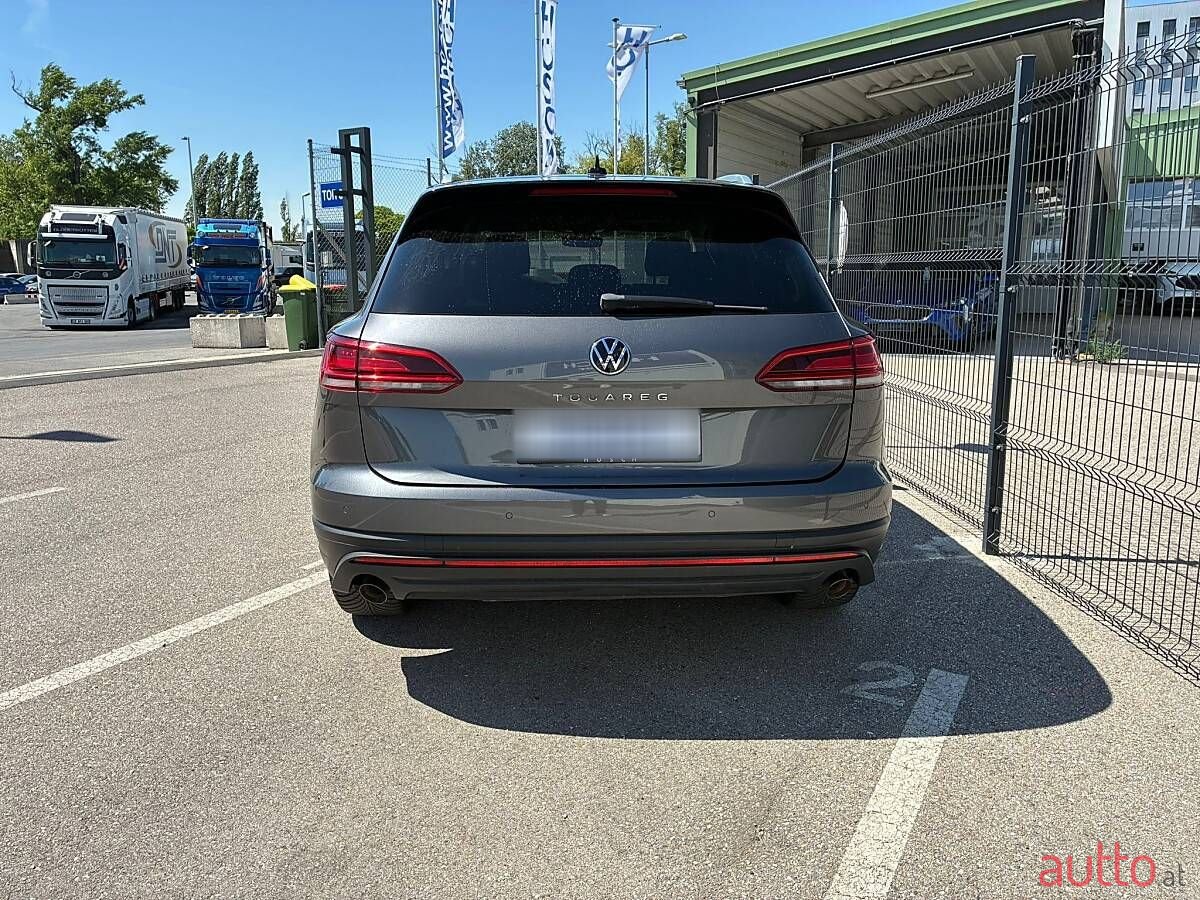 2021' Volkswagen Touareg photo #4