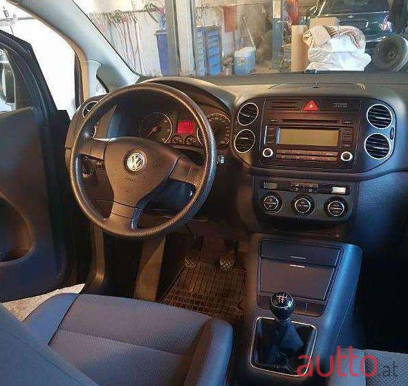 2005' Volkswagen Golf photo #2