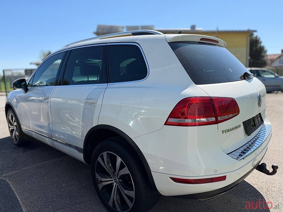 2011' Volkswagen Touareg photo #4