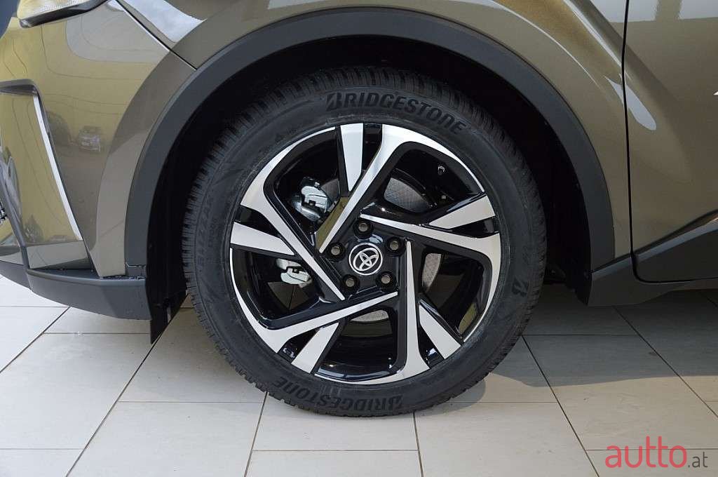 2022' Toyota C-HR photo #6