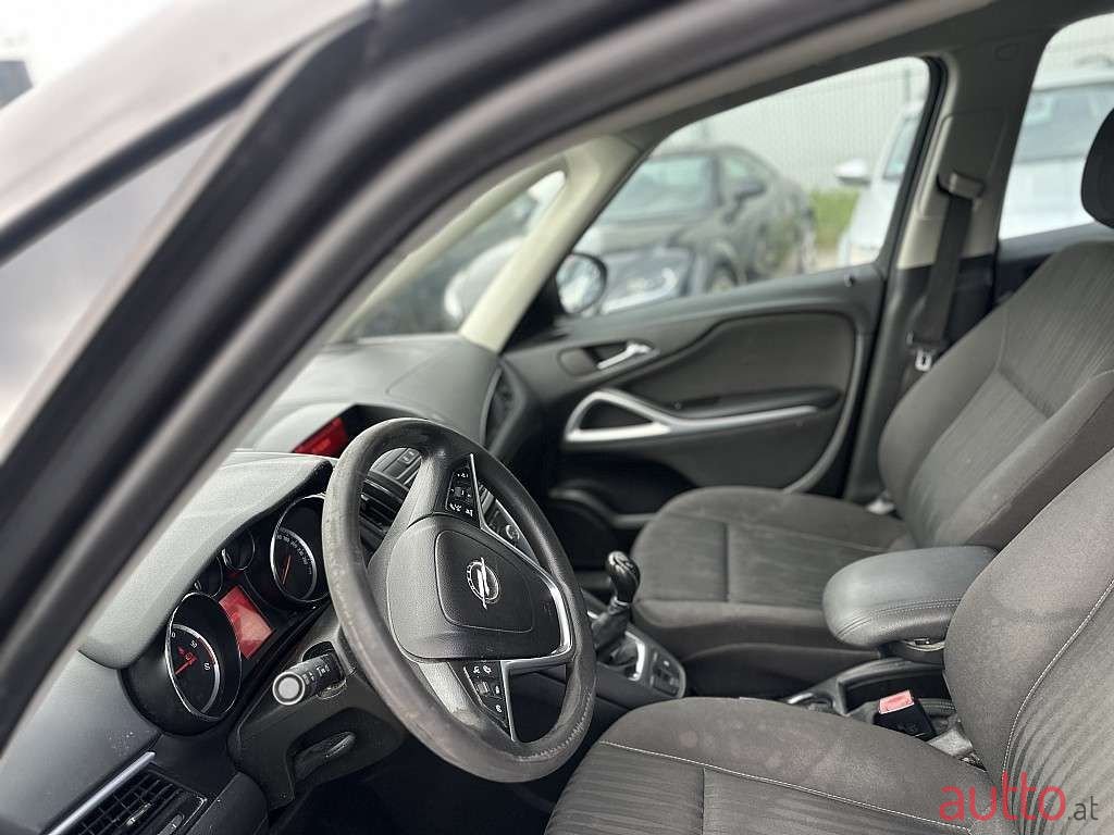 2012' Opel Zafira photo #6