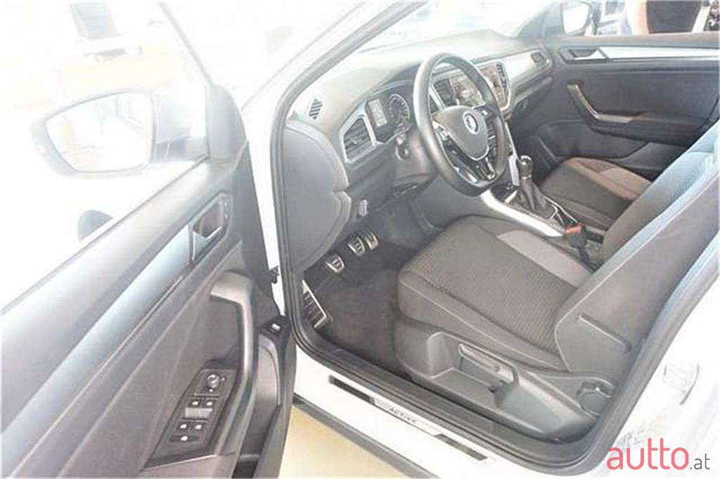 2021' Volkswagen T-Roc photo #4