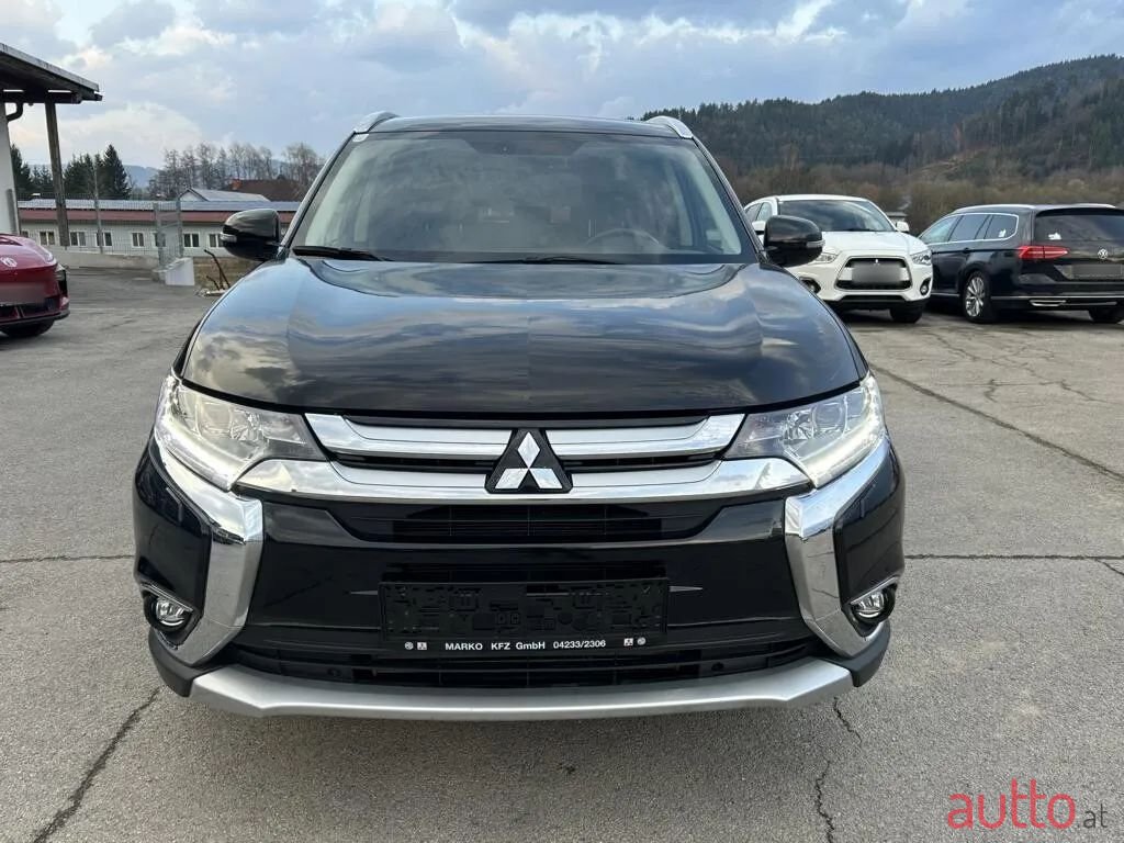 2017' Mitsubishi Outlander photo #2