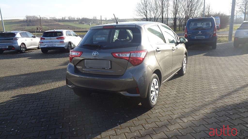 2017' Toyota Yaris photo #5