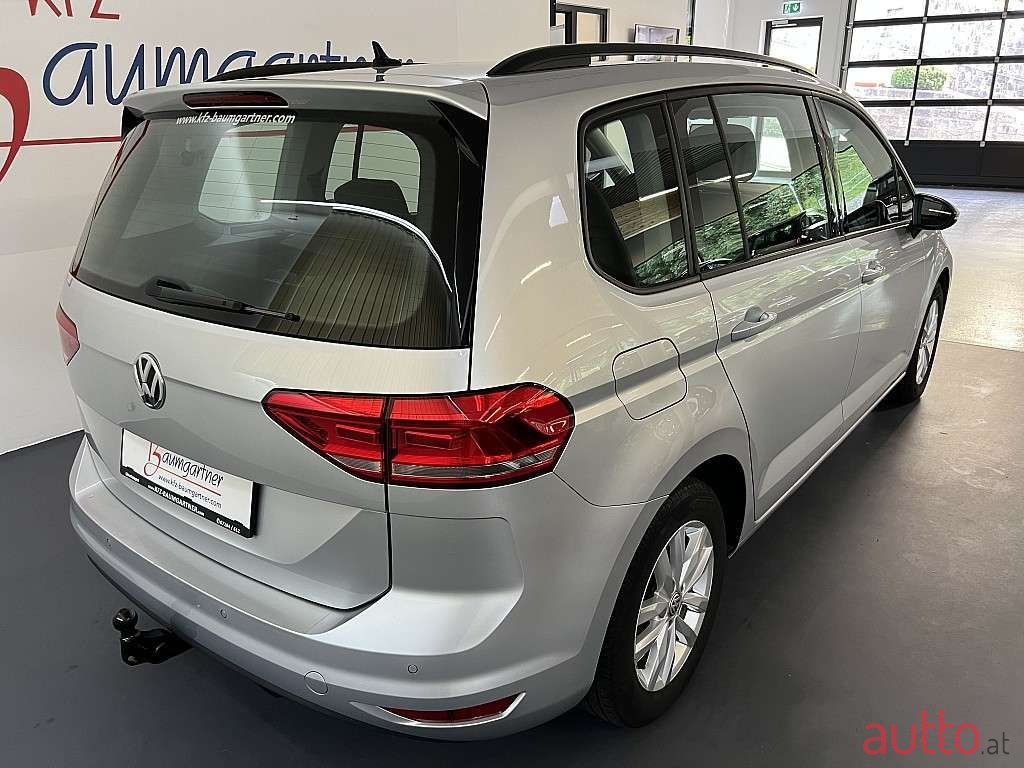 2019' Volkswagen Touran photo #4