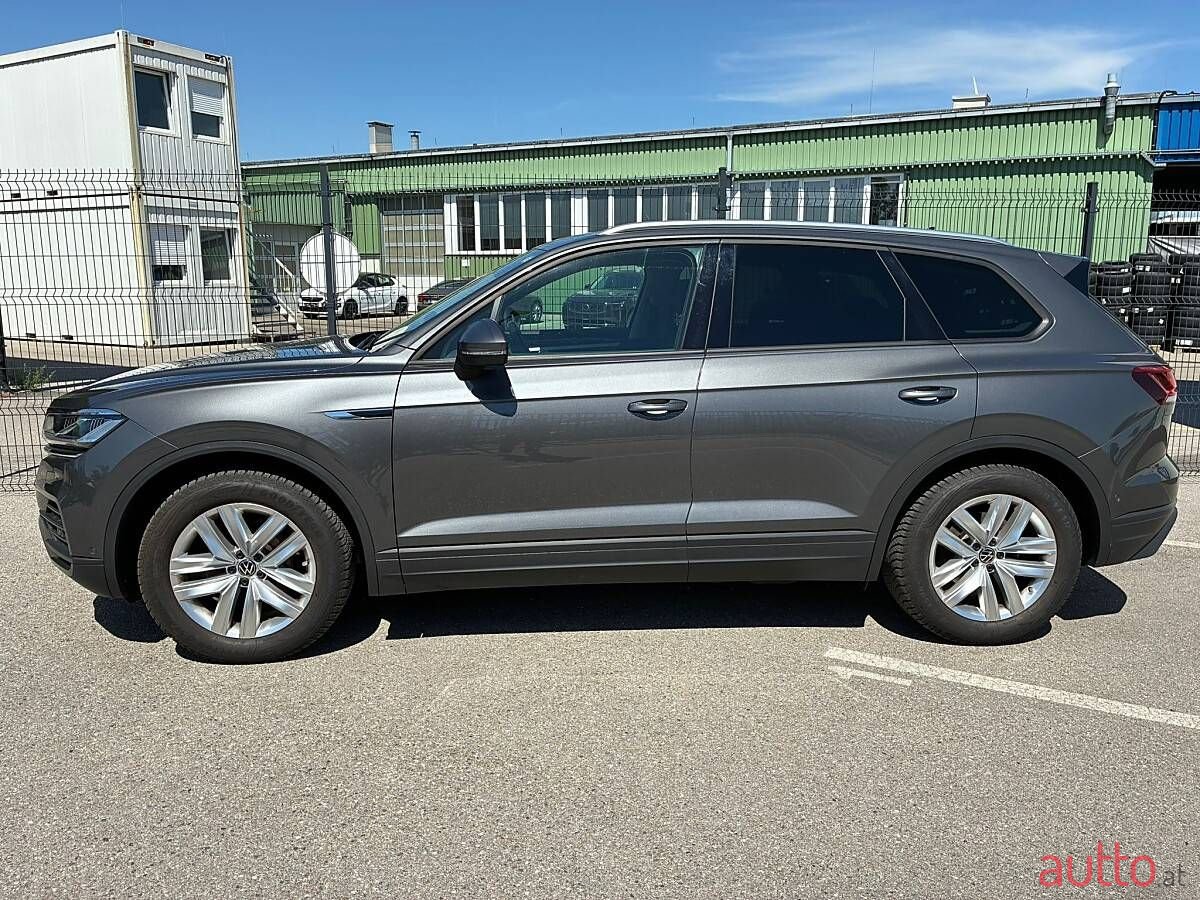 2021' Volkswagen Touareg photo #2