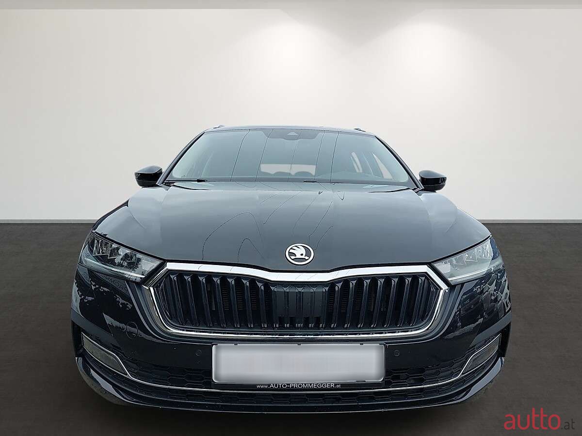2020' Skoda Octavia photo #2
