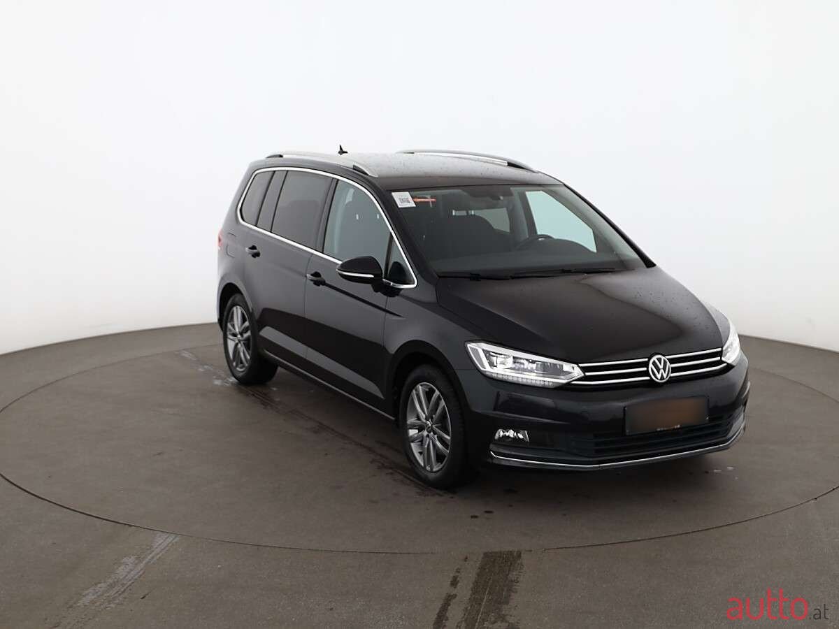 2021' Volkswagen Touran photo #4