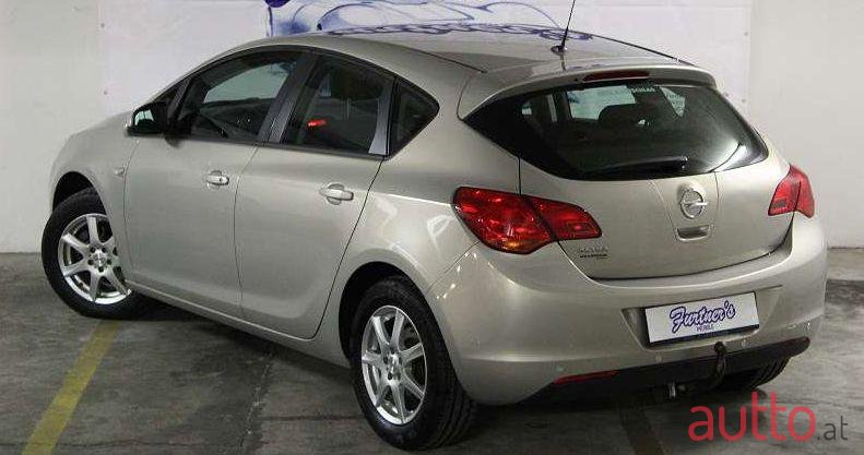 2010' Opel Astra photo #2