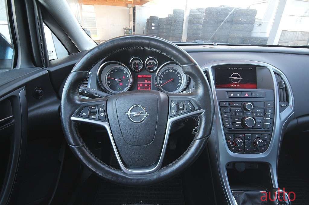 2015' Opel Astra photo #5