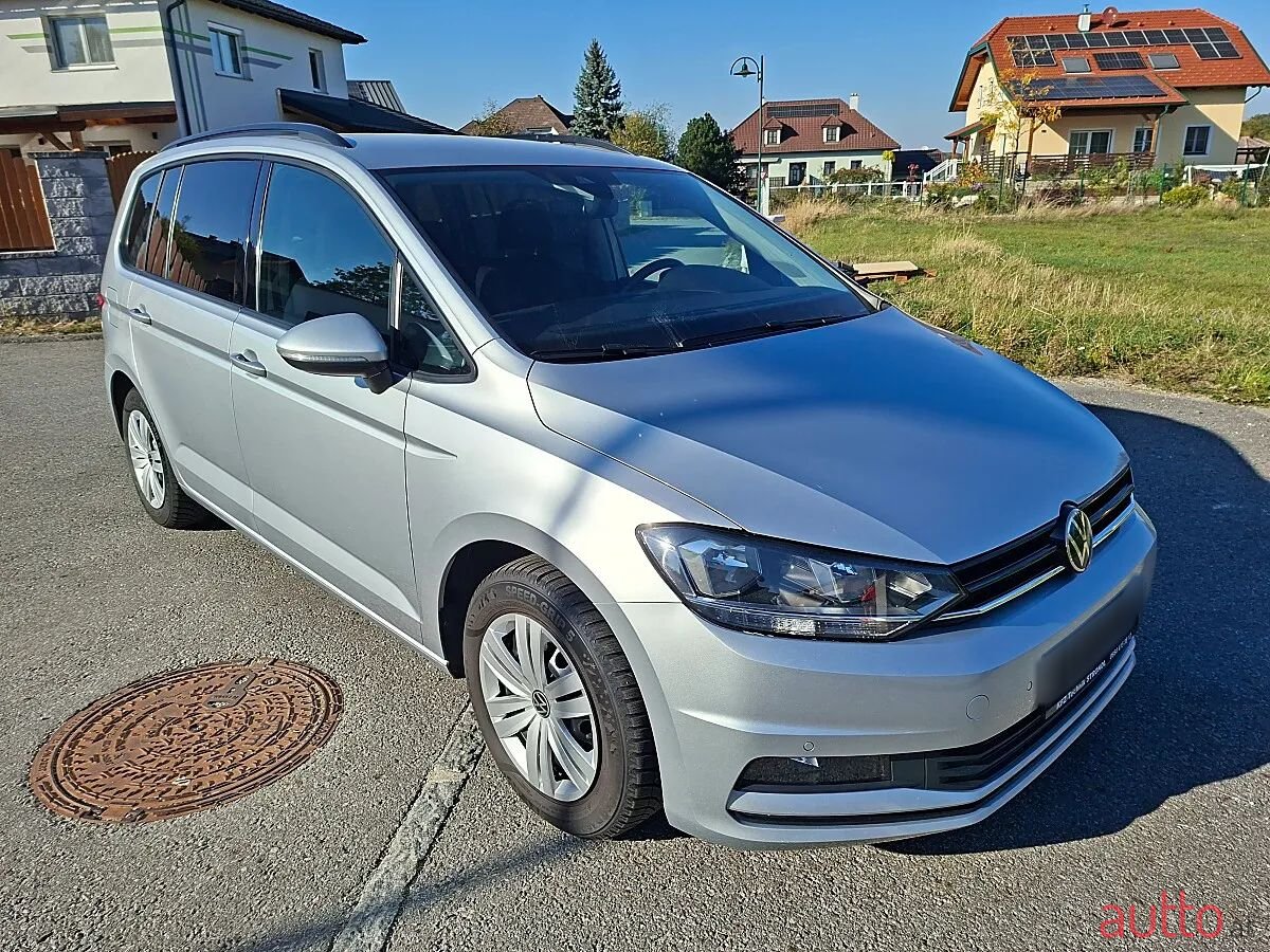 2023' Volkswagen Touran photo #5