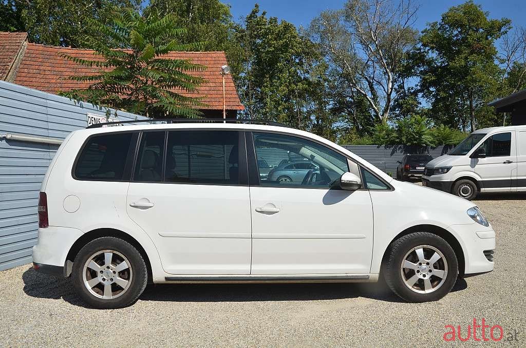 2009' Volkswagen Touran photo #5