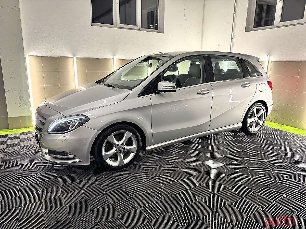 2013' Mercedes-Benz B-Klasse photo #2