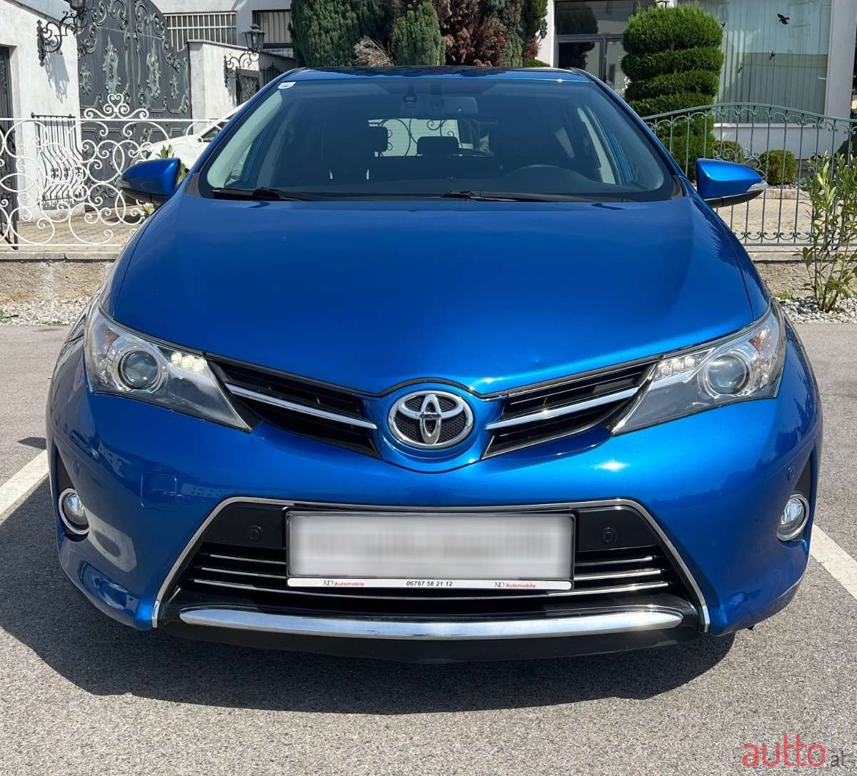 2014' Toyota Auris photo #3