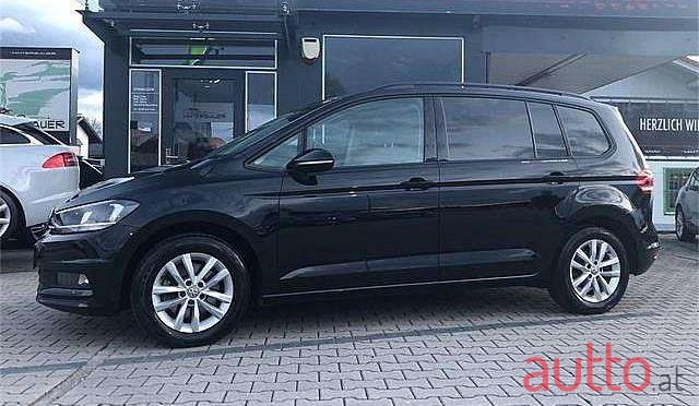 2019' Volkswagen Touran photo #1