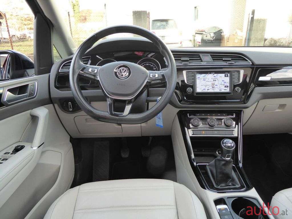 2017' Volkswagen Touran photo #6