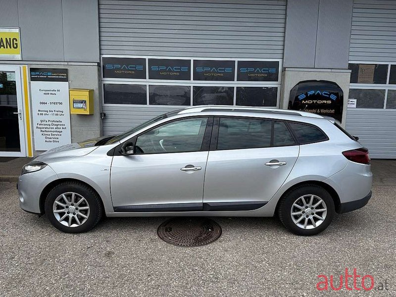 2011' Renault Megane photo #5