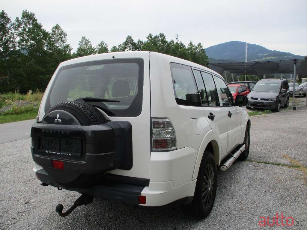 2011' Mitsubishi Pajero photo #3